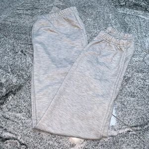 🌸 LIGHT GREY SWEATPANTS from Pretty Little Thing!